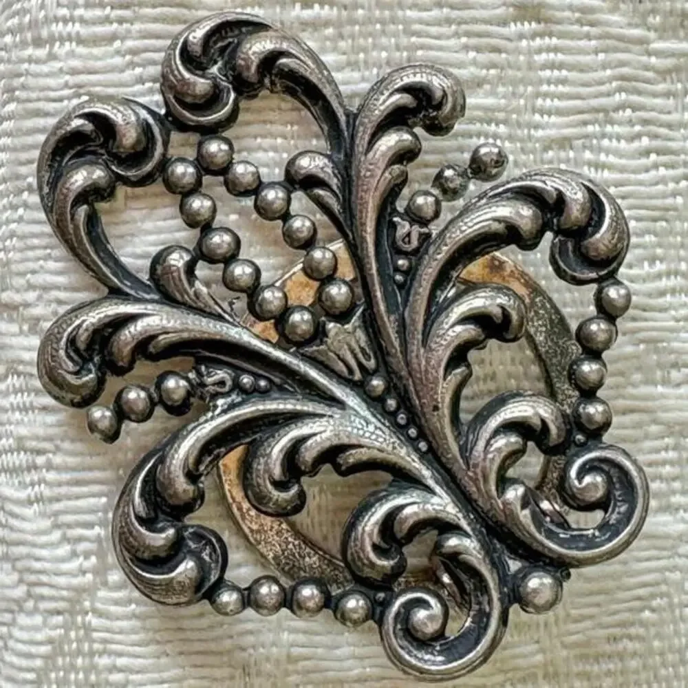 Acanthus Pot Metal Signed Scarf Clip Floral 1970’s Silver Color Steelcut Style